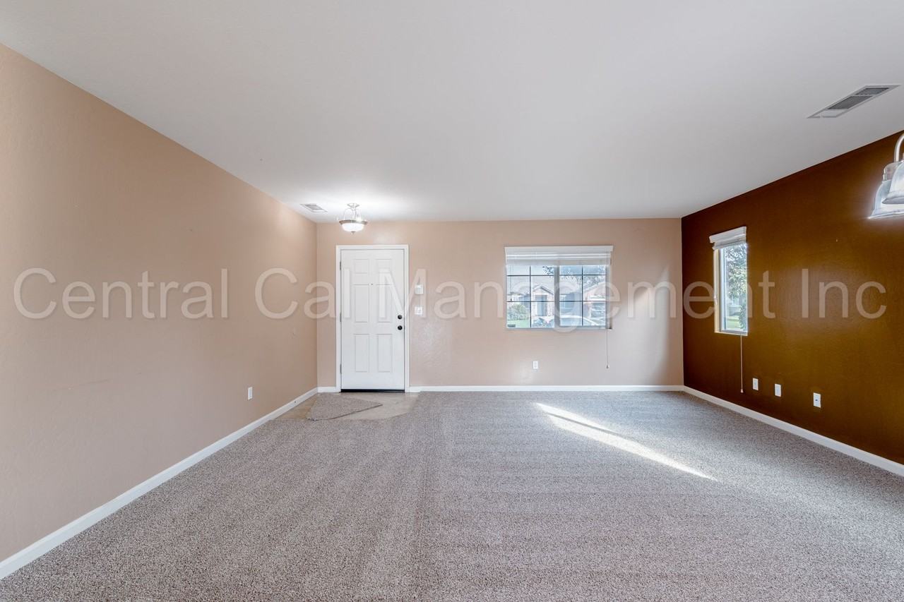 11723 Holabird Ave - Photo 5 of 30