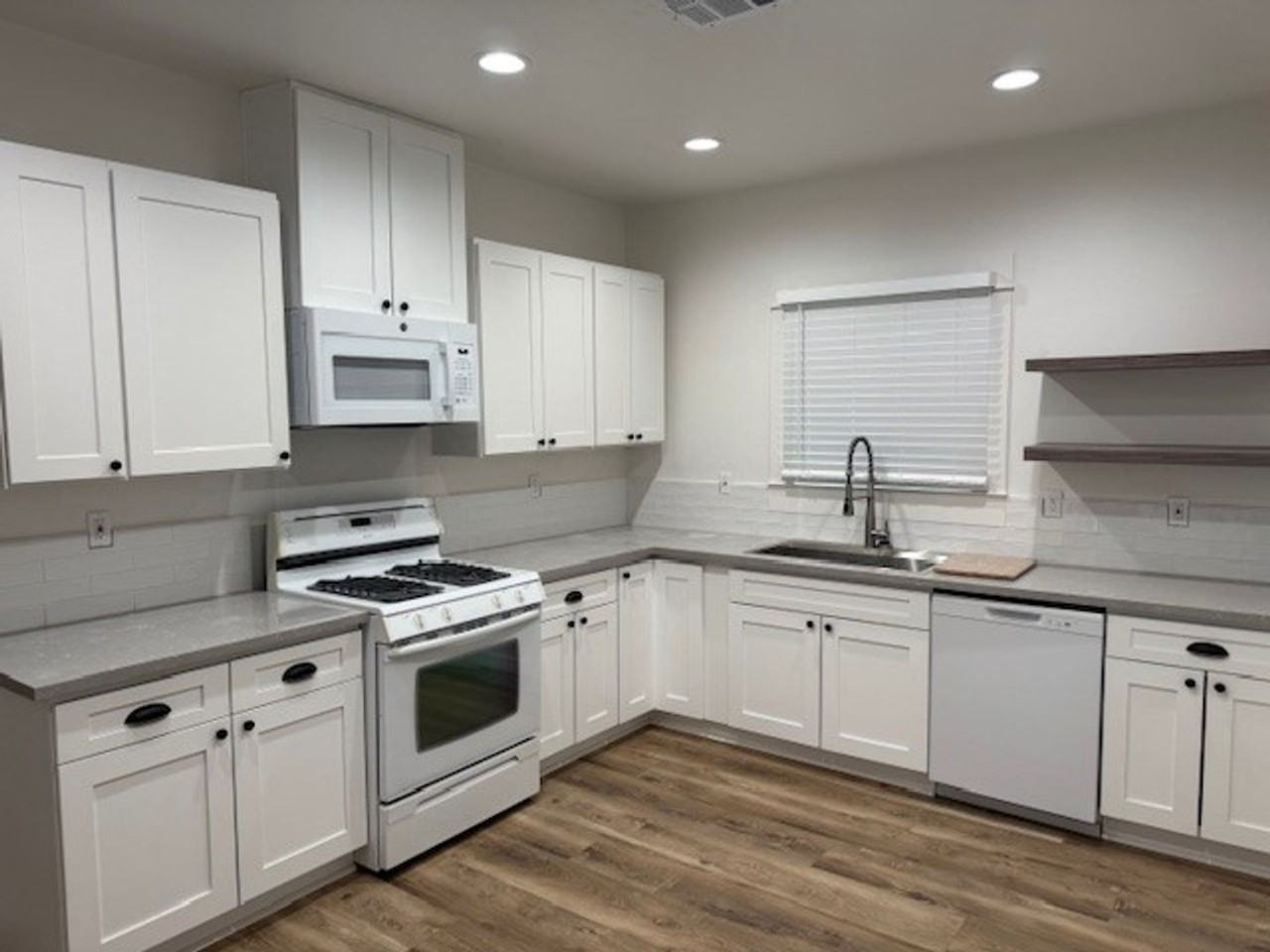 2121 B St - Photo 3 of 12