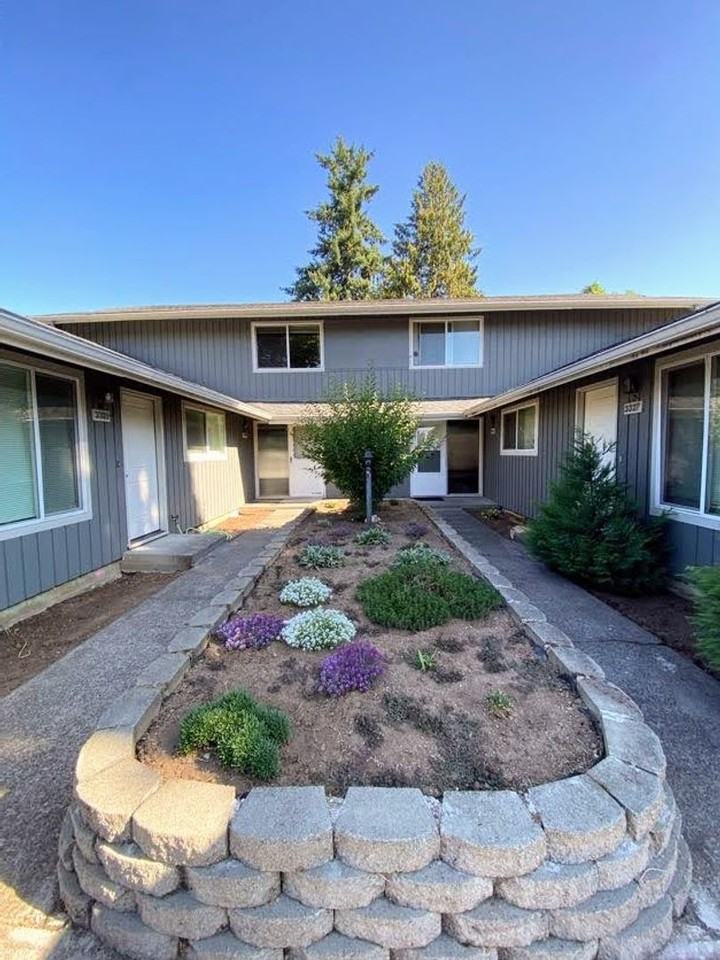 3327 Southeast Maple Street - Photo 2 of 11