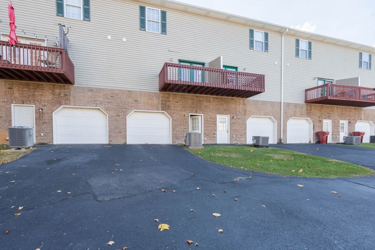 2240 Forest Acres Dr - Photo 3 of 17