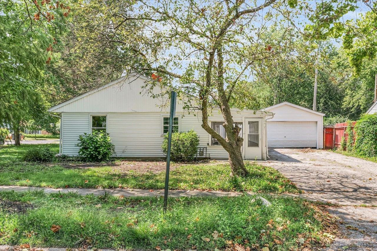 1008 E Delaware Ave - Photo 4 of 20