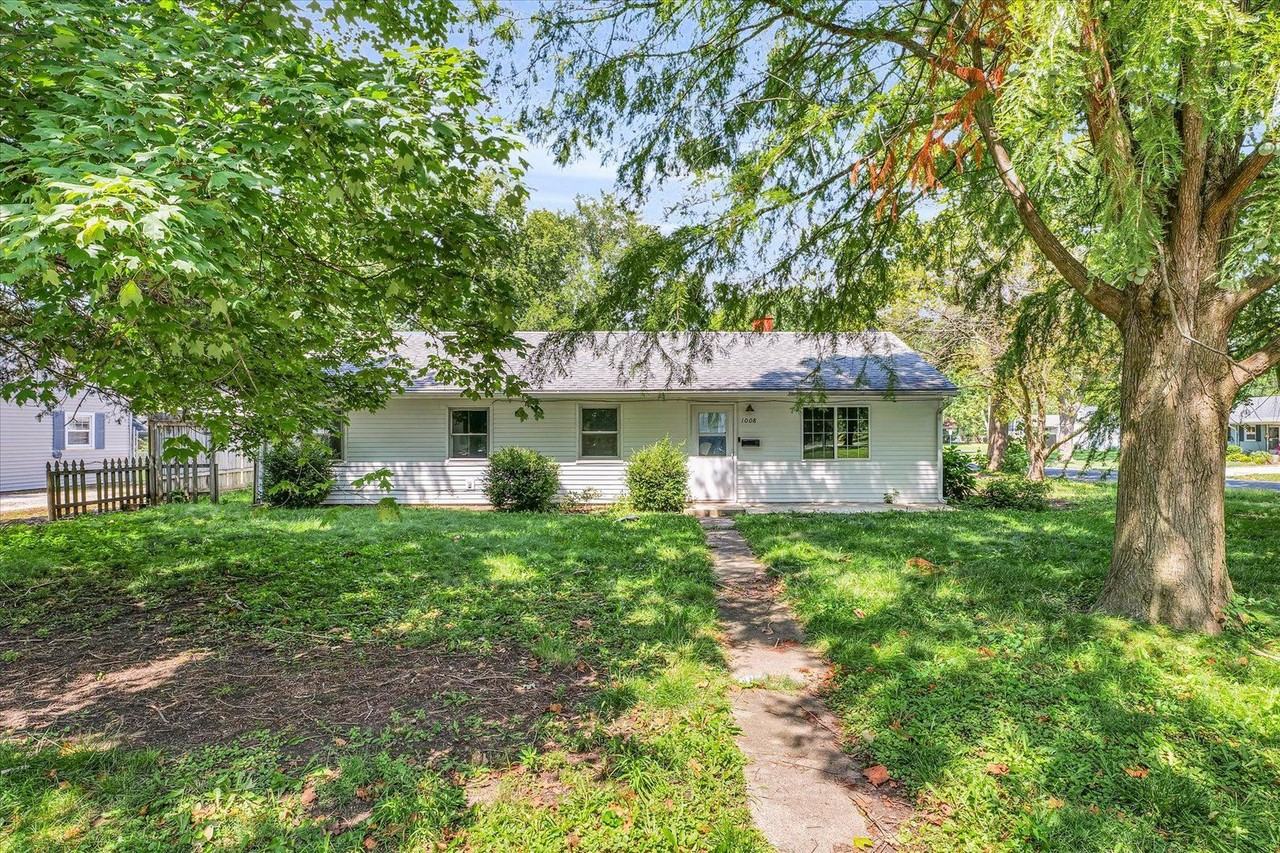 1008 E Delaware Ave - Photo 2 of 20