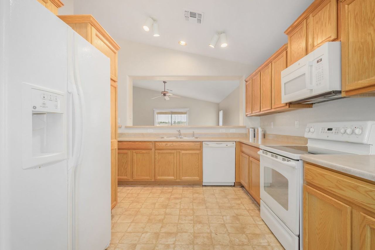 10595 N 115th Dr - Photo 7 of 18