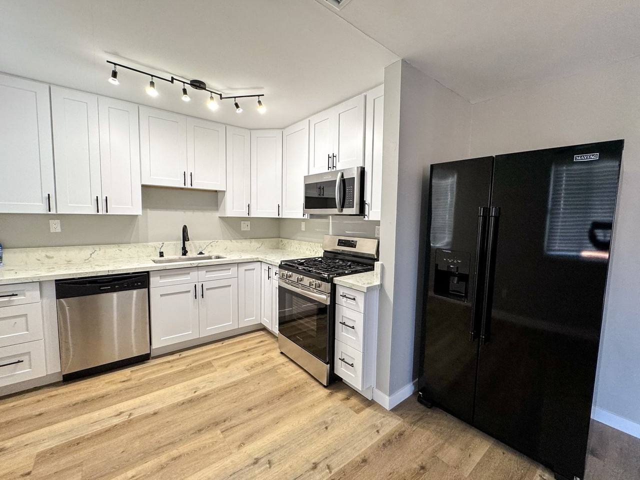 6657 Osler St - Photo 4 of 19