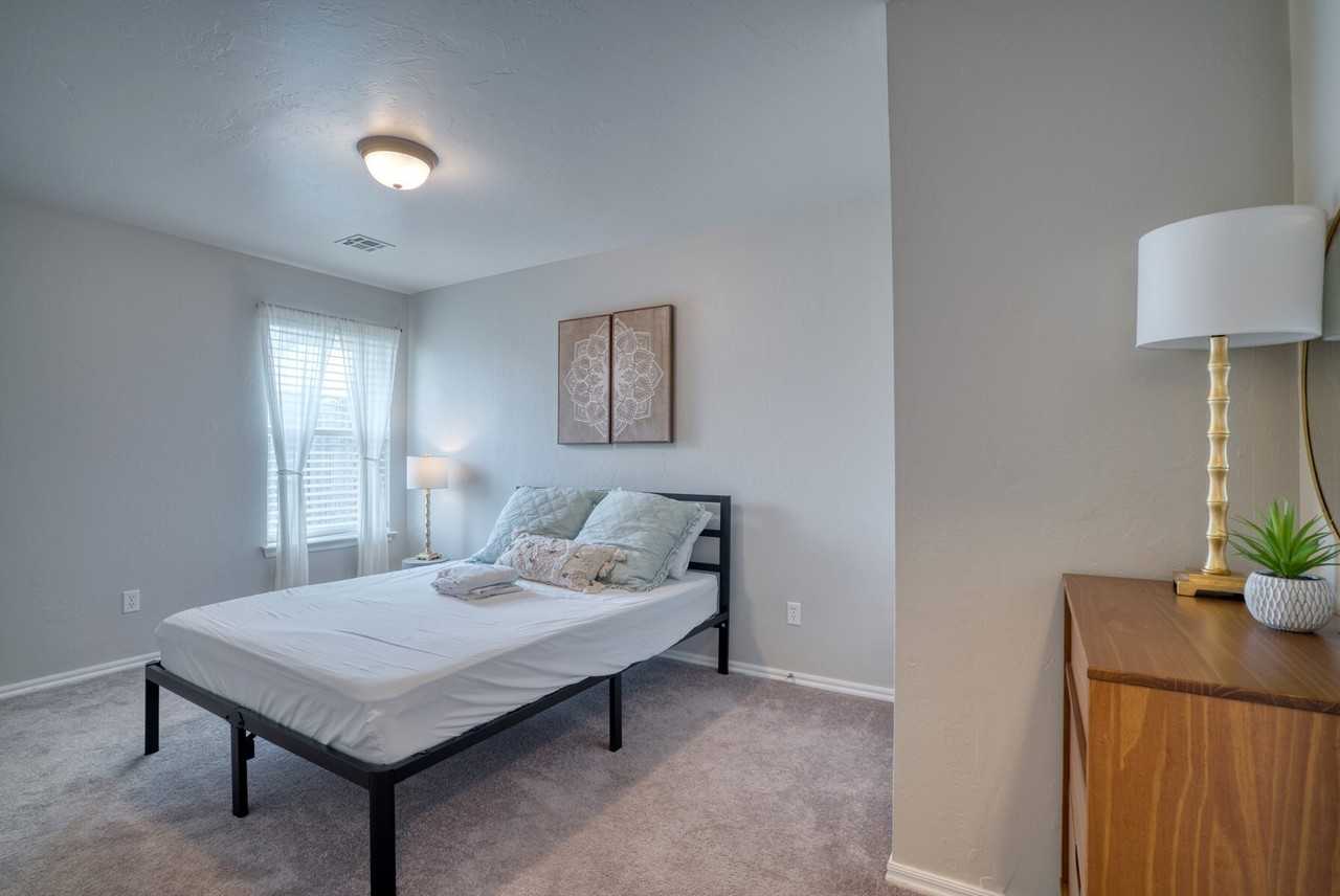 4802 Southeast 77th Street - Photo 2 of 24