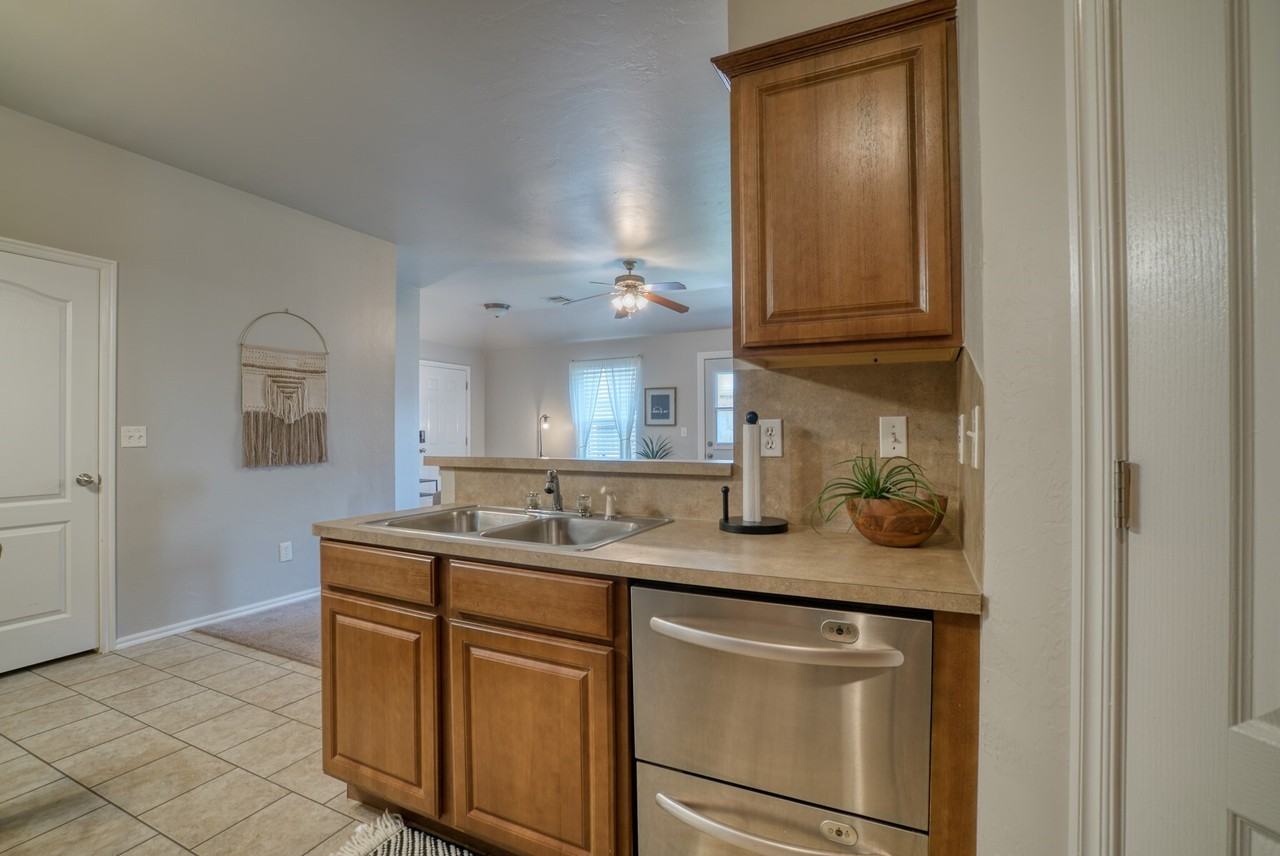 4802 Southeast 77th Street - Photo 6 of 24