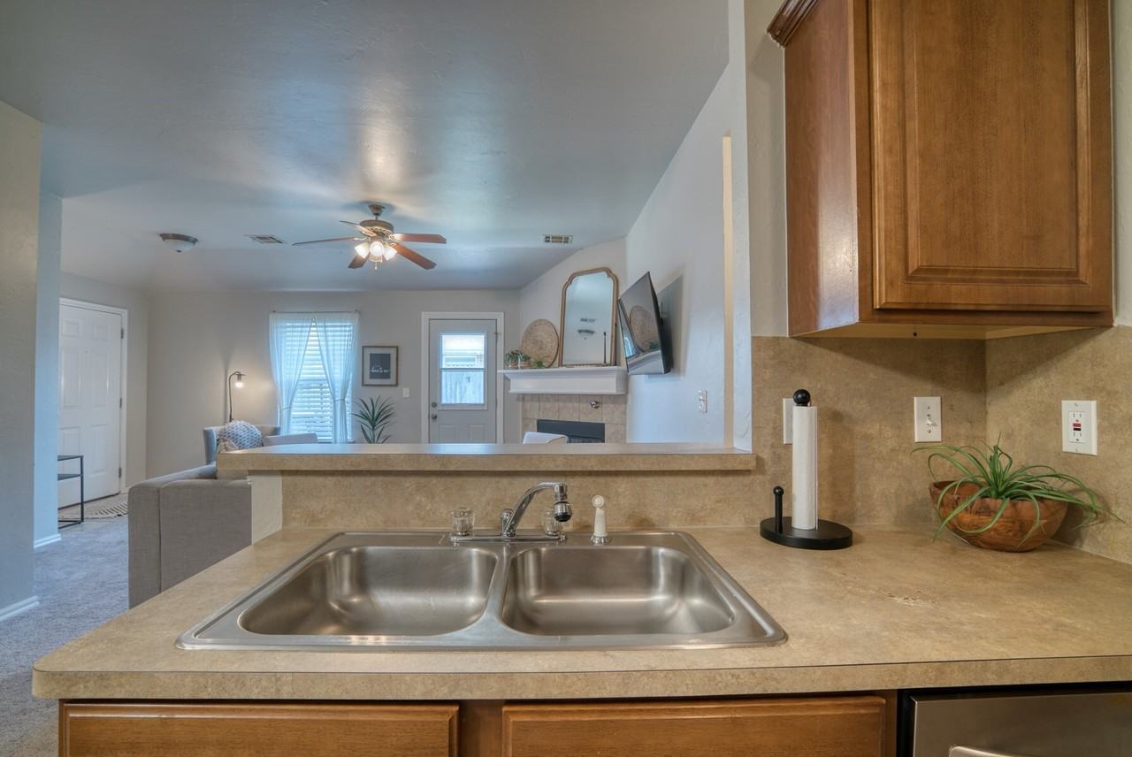 4802 Southeast 77th Street - Photo 3 of 24