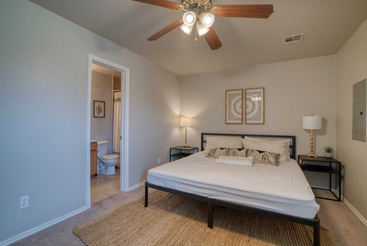 4802 Se 77th St - Photo 2 of 24