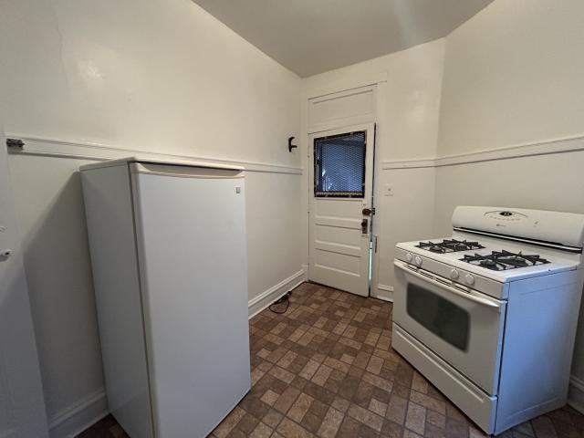 2039 W Greenleaf Ave - Photo 2 of 9