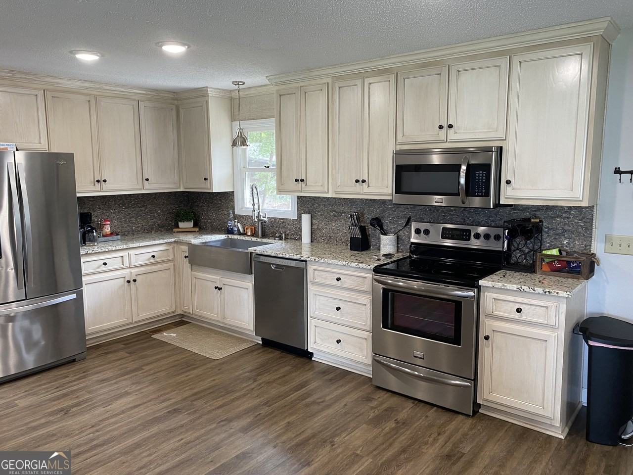 1651 Arrowhead Rd - Photo 2 of 26