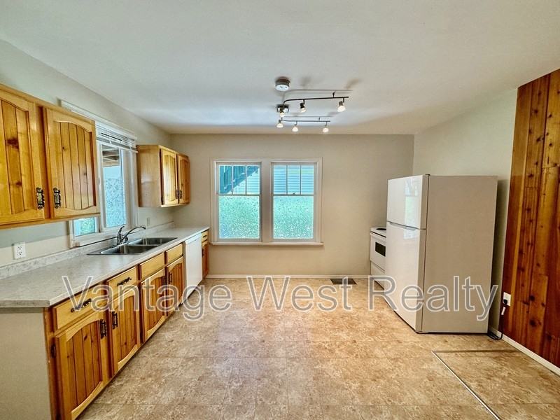 840 Bernard Ave - Photo 2 of 50
