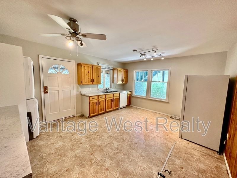 840 Bernard Ave - Photo 3 of 50