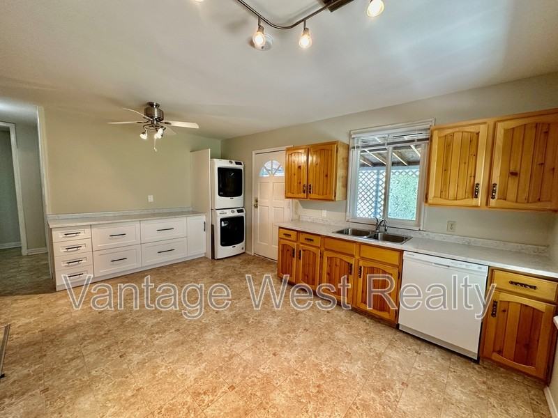 840 Bernard Ave - Photo 4 of 50
