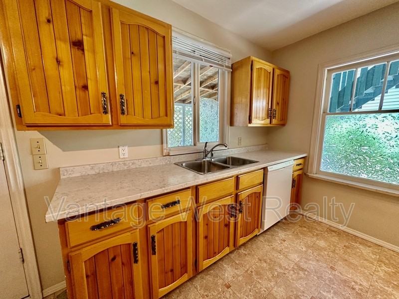 840 Bernard Ave - Photo 6 of 50