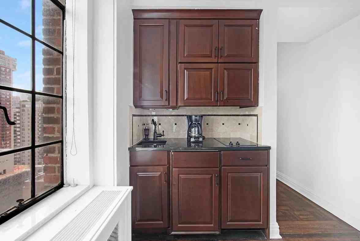 320 E 42Nd St - Photo 2 of 8