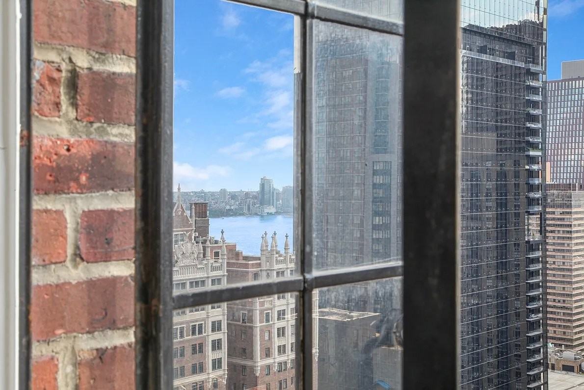 320 E 42Nd St - Photo 3 of 8