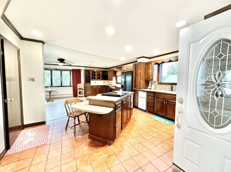 682 Bloom St - Photo 4 of 9