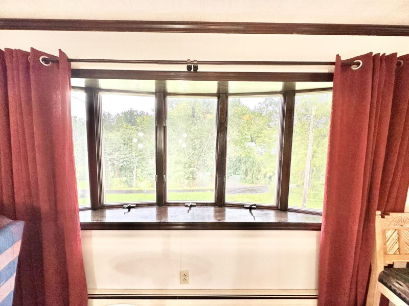 682 Bloom St - Photo 6 of 9