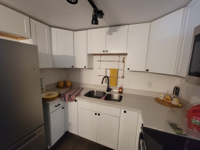 1895 Shoreline Dr - Photo 2 of 9