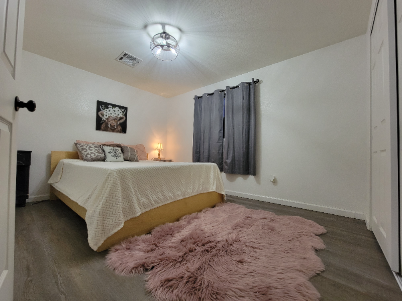 1895 Shoreline Dr - Photo 3 of 9