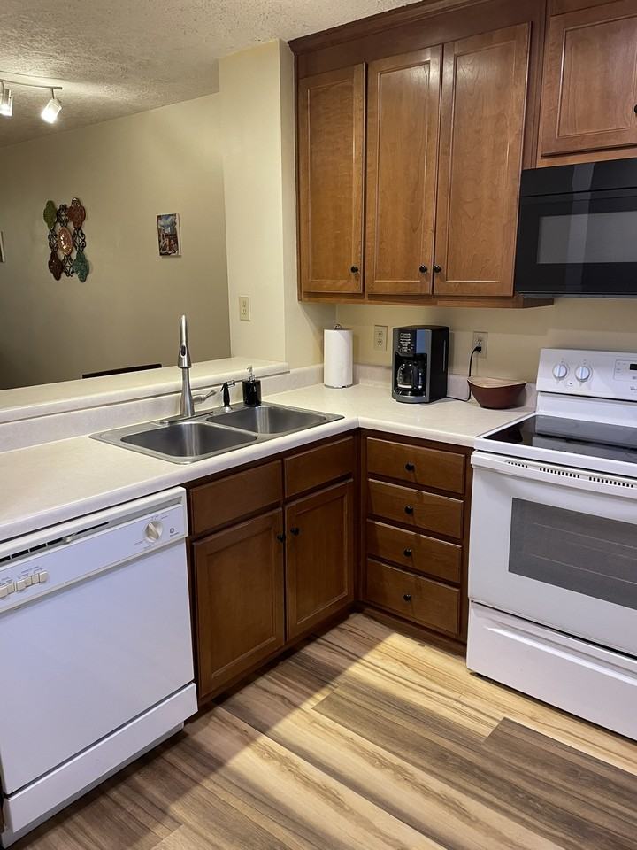 800 Meadowview Dr #3 - Photo 2 of 12
