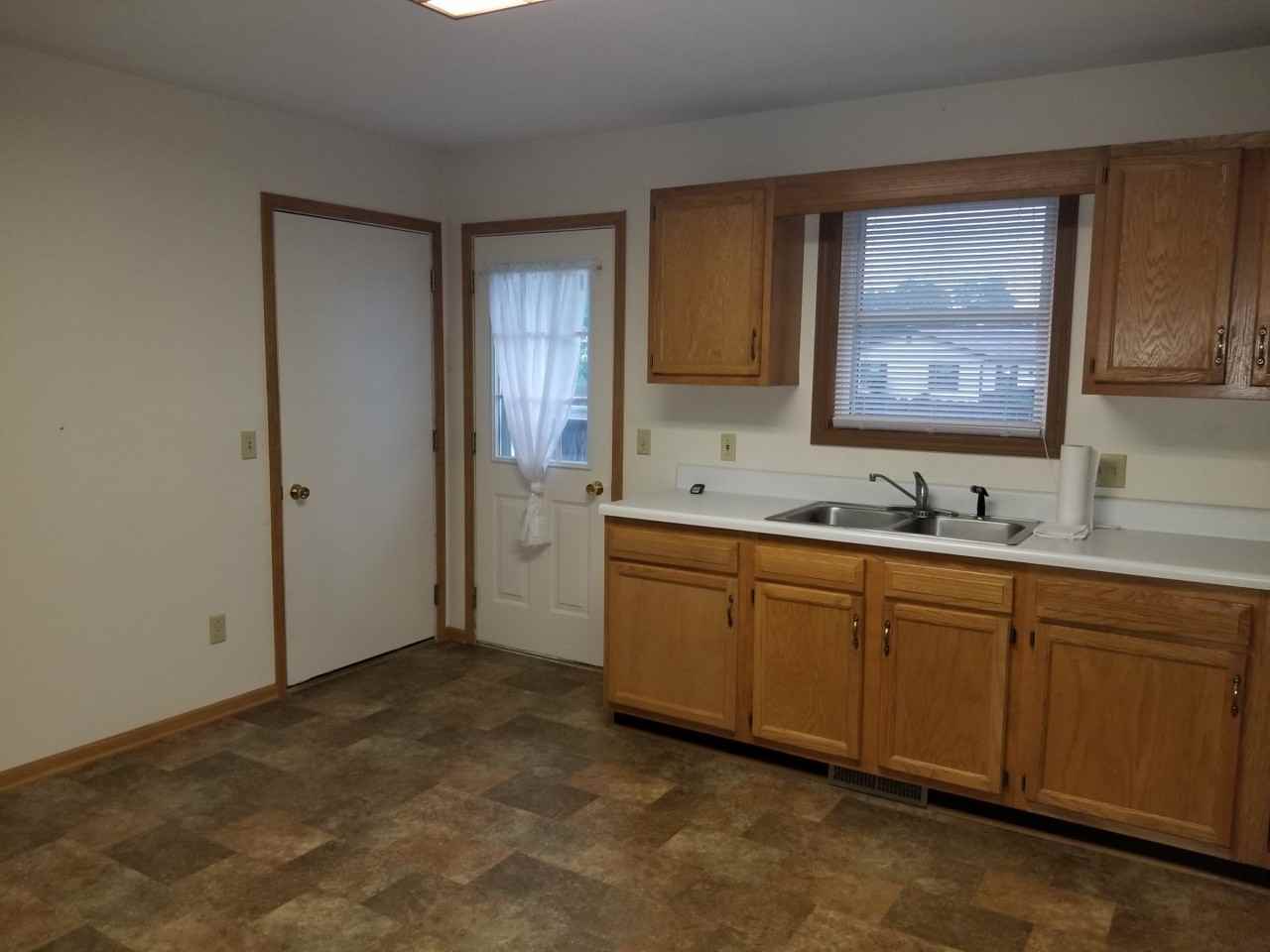 1112 Oakview Dr #1106 - Photo 5 of 12