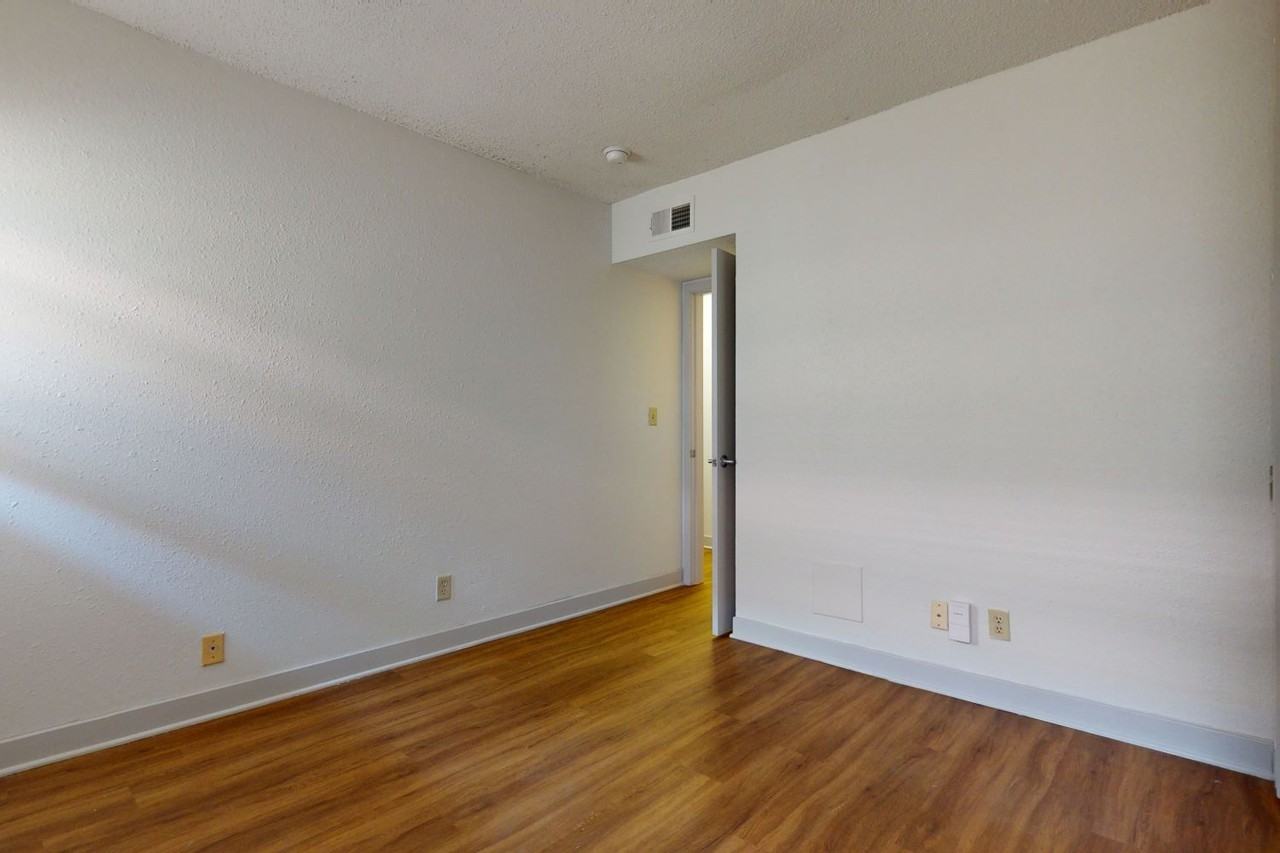 Alexander - Photo 6 of 36