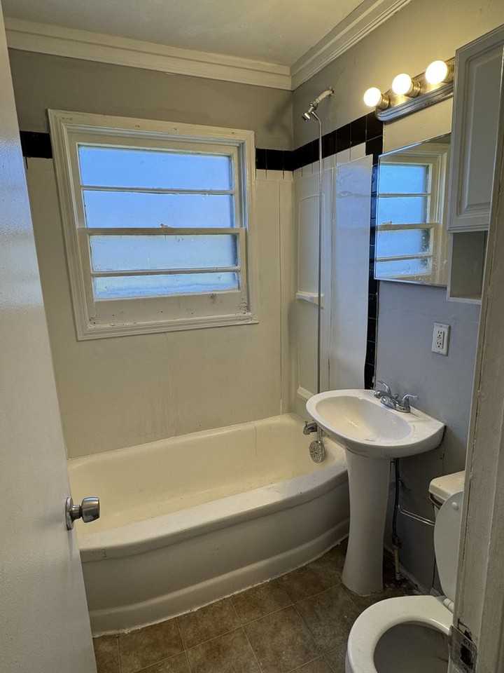 8002 E 88th Pl - Photo 2 of 7