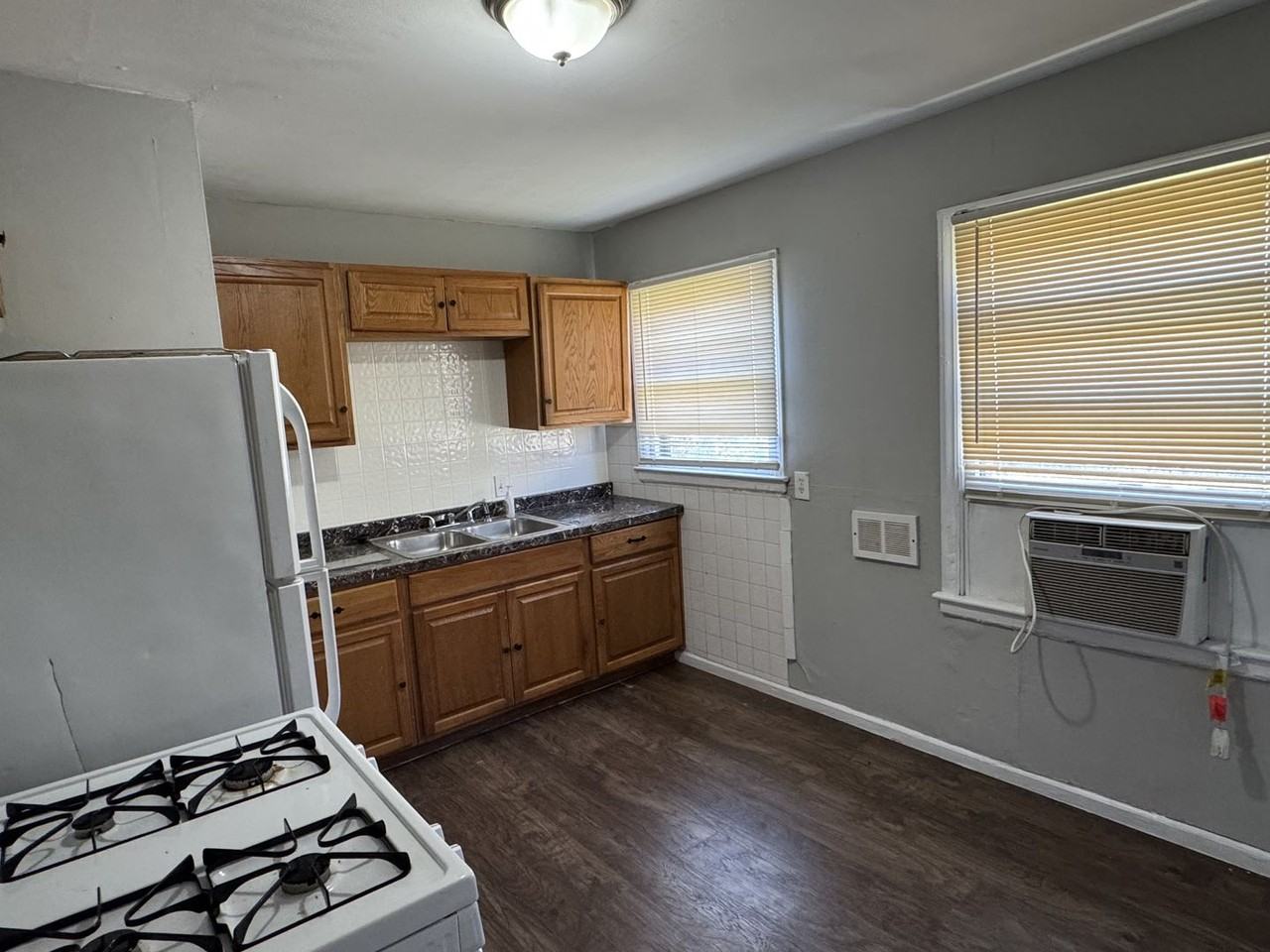 8002 E 88th Pl - Photo 4 of 7