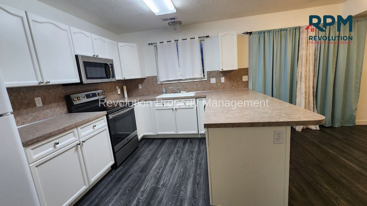 205 E 2350 N - Photo 3 of 12