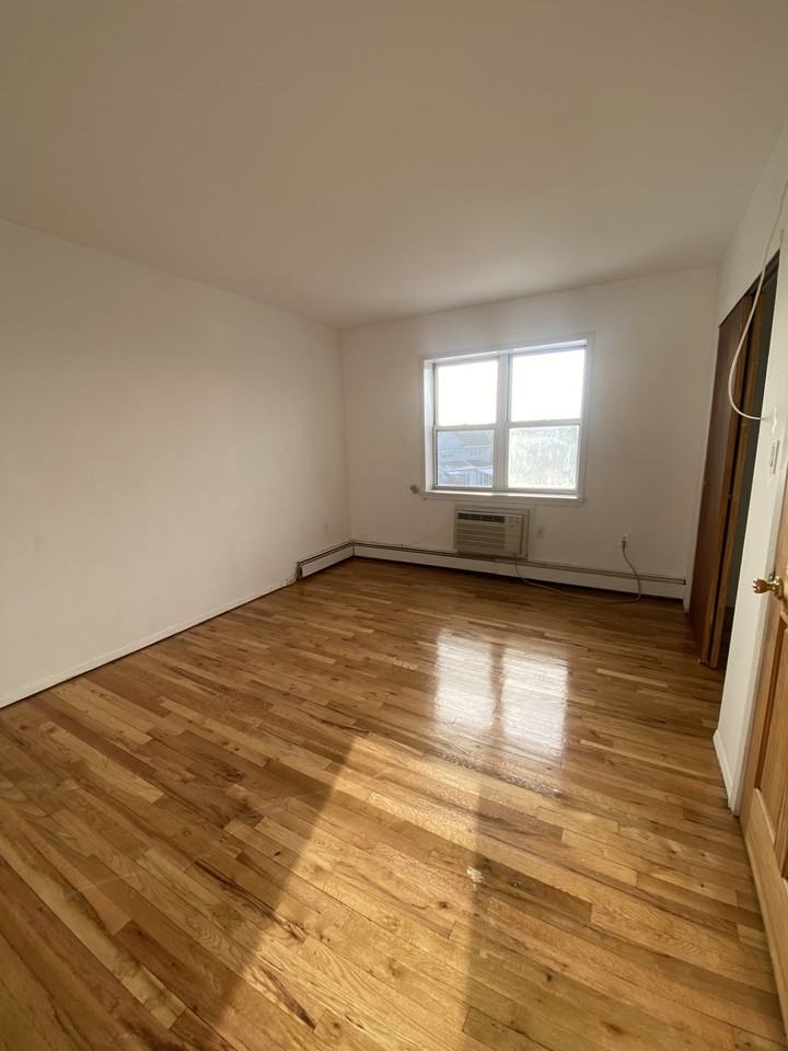 2458 Gerritsen Avenue avenue w - Photo 2 of 13