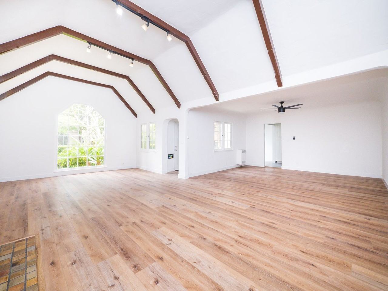 536 N Croft Ave - Photo 3 of 35