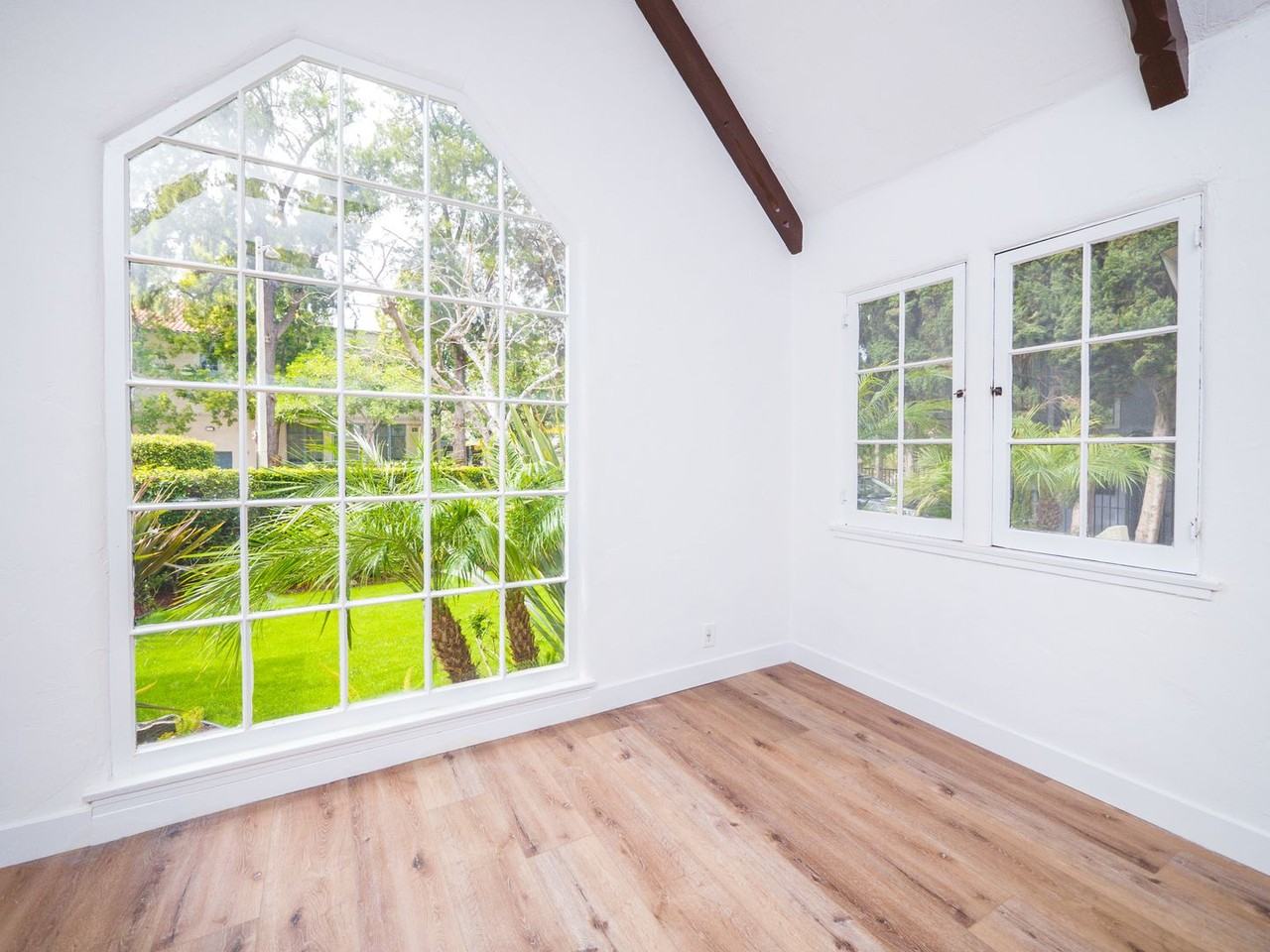 536 N Croft Ave - Photo 4 of 35