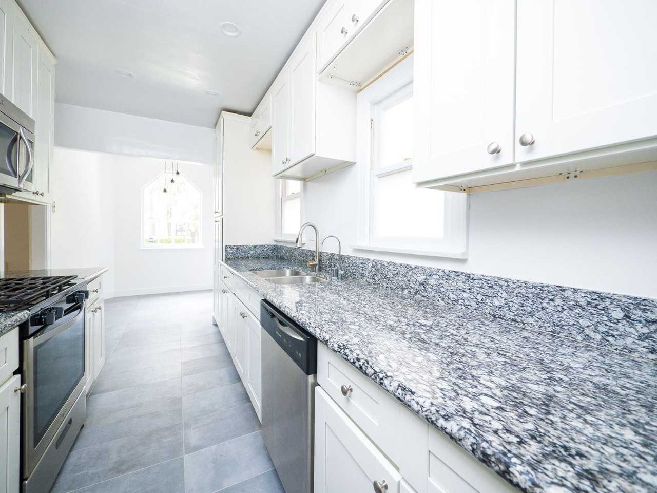 536 N Croft Ave - Photo 5 of 35