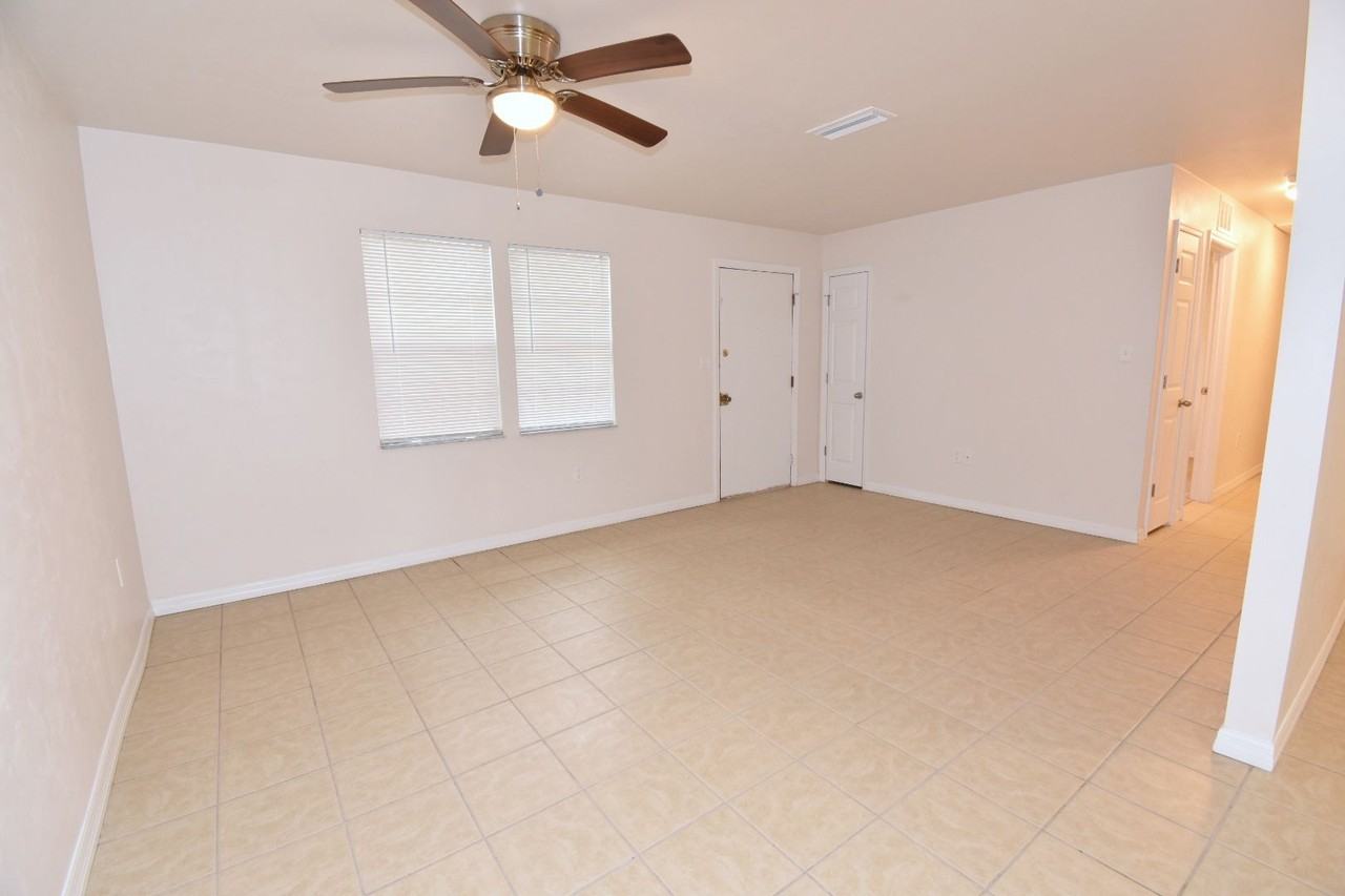 2035 Nw 33rd Ave - Photo 4 of 20