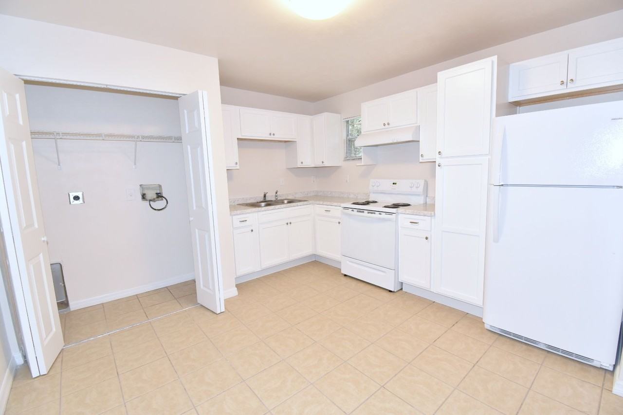 2035 Nw 33rd Ave - Photo 5 of 20