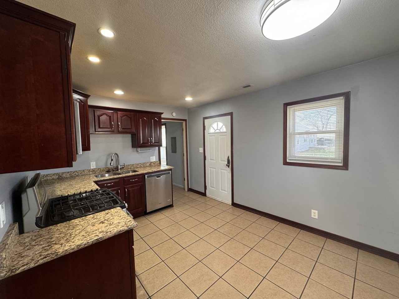 219 Hoagland St - Photo 6 of 18