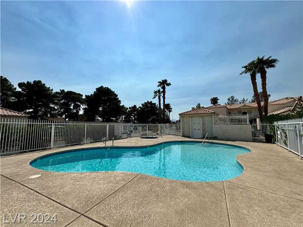 1900 N Torrey Pines Dr - Photo 2 of 50