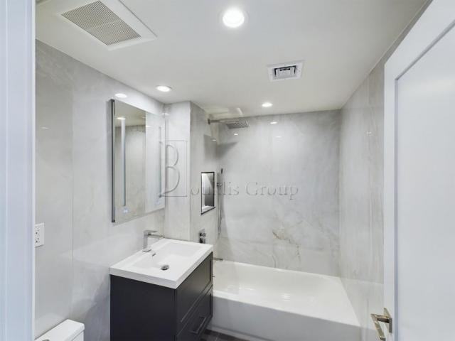 2570 32nd St - Photo 3 of 4