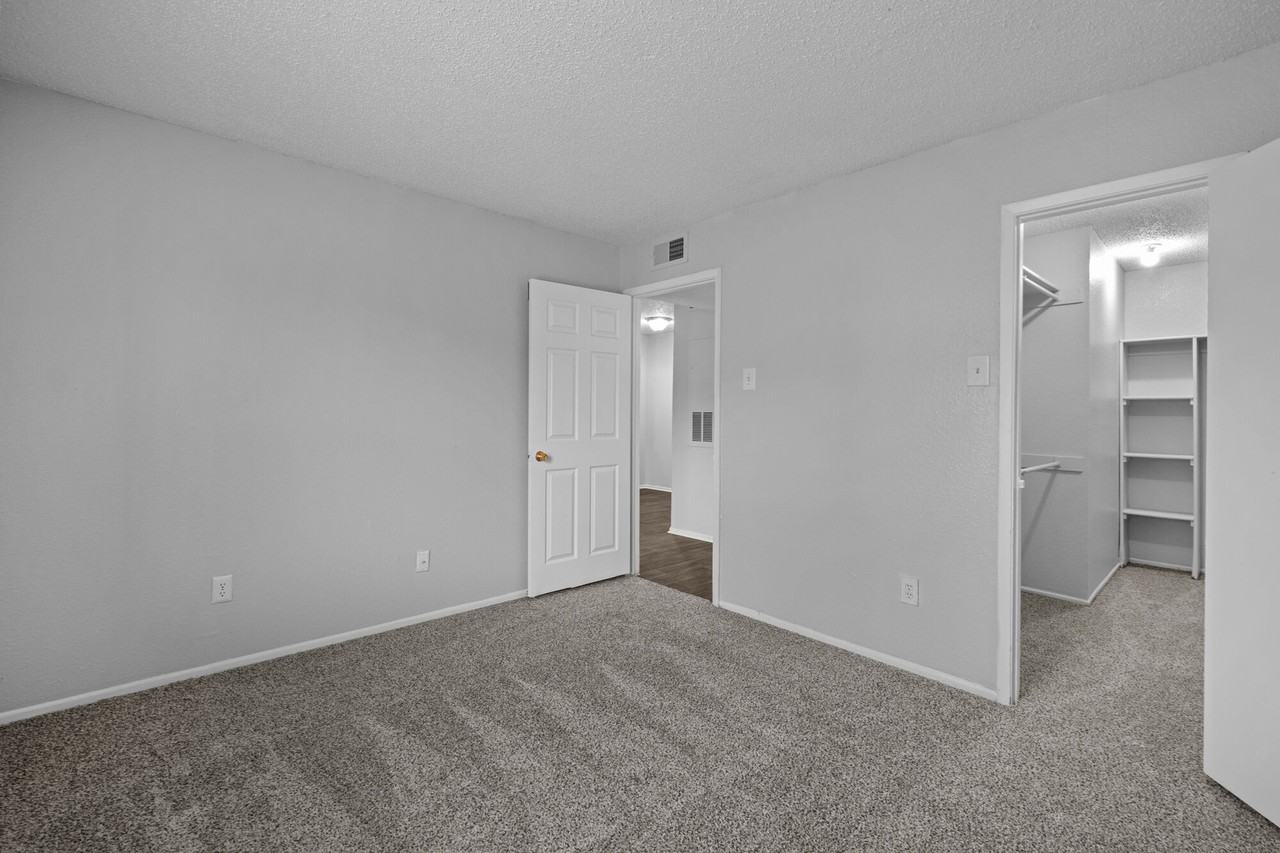 Pine Oaks Apartments - Photo 7 of 38