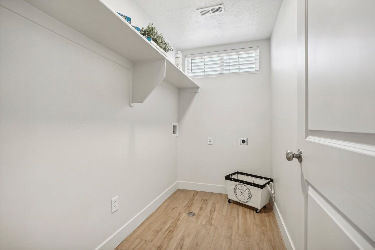 Arrowhead Place - Photo 7 of 37