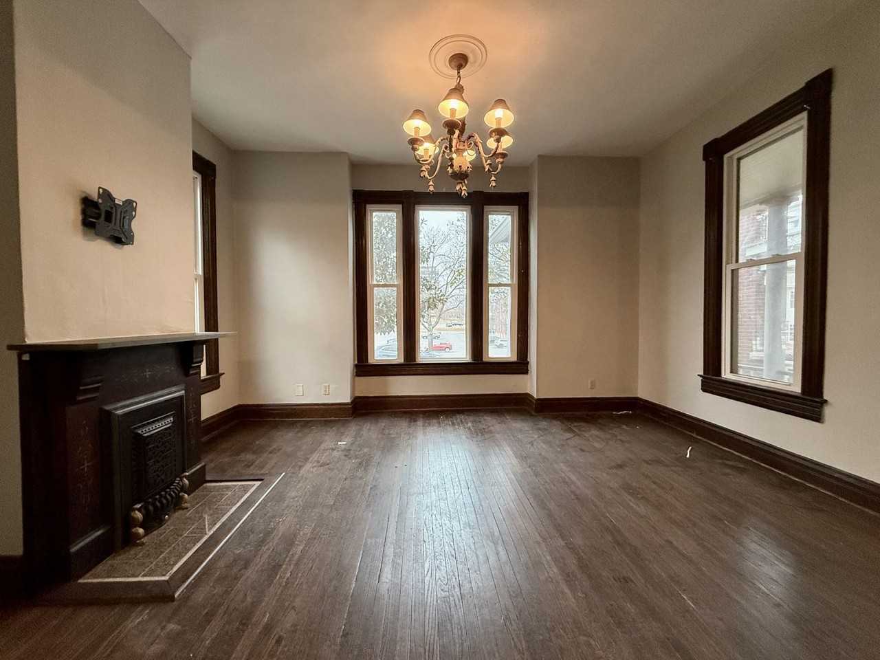 2555 Holmes St - Photo 3 of 25