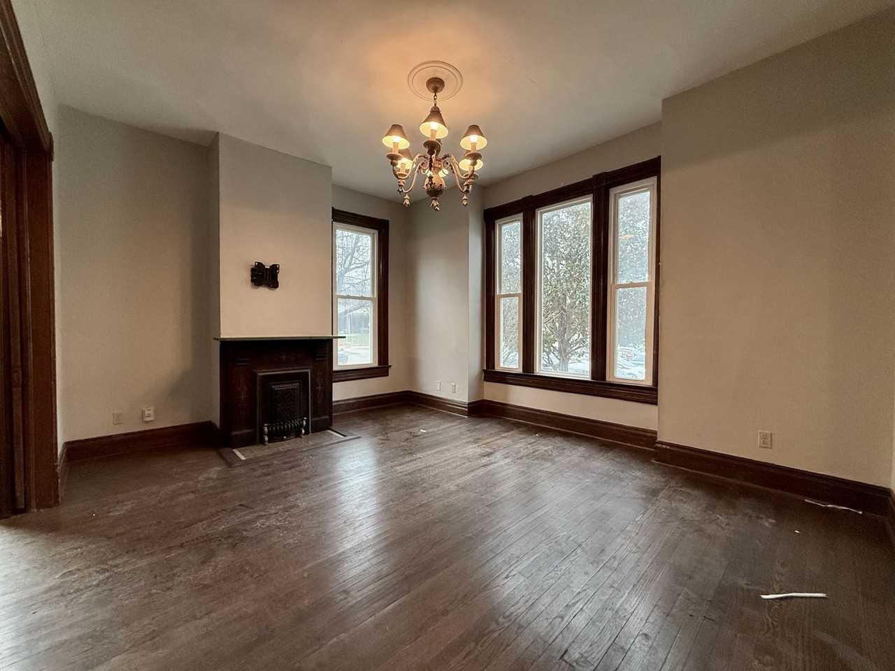 2555 Holmes St - Photo 4 of 25