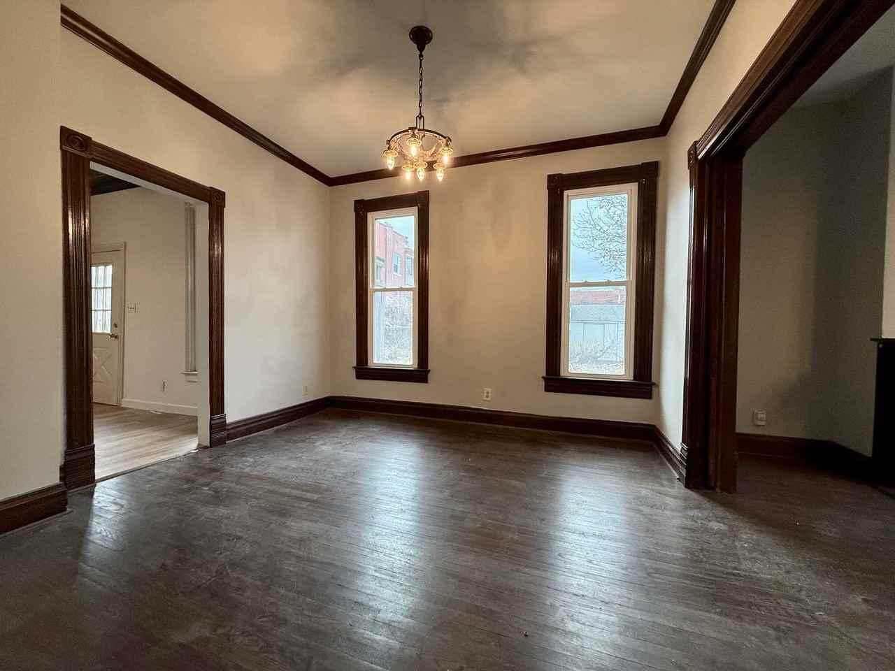 2555 Holmes St - Photo 6 of 25