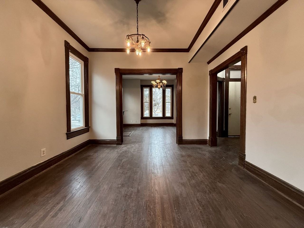 2555 Holmes St - Photo 7 of 25