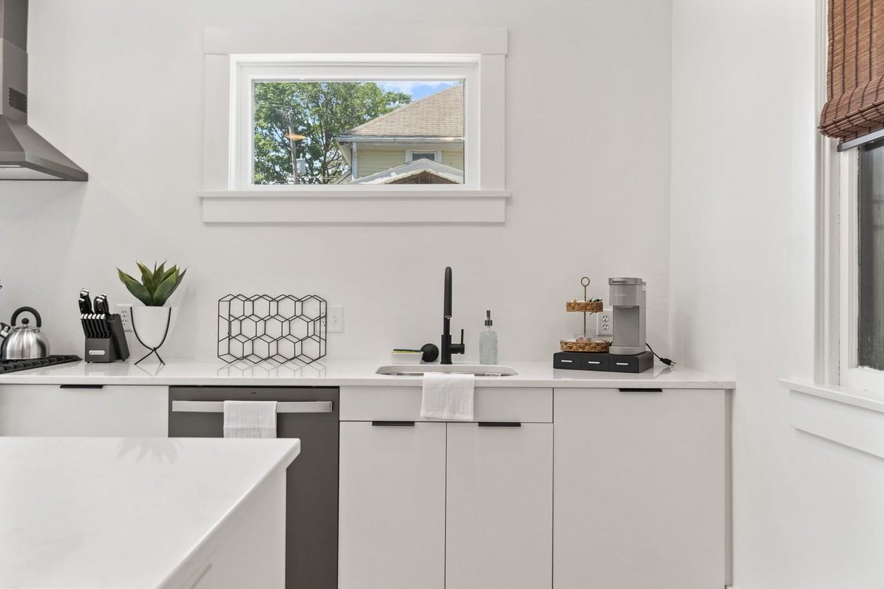 1032 College St - Photo 2 of 18