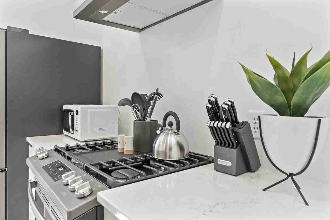 1032 College St - Photo 4 of 18