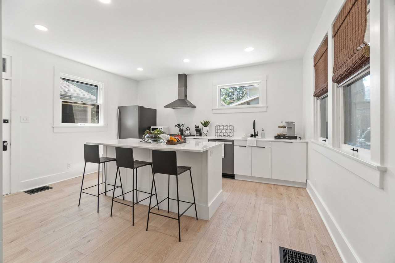 1032 College St - Photo 5 of 18