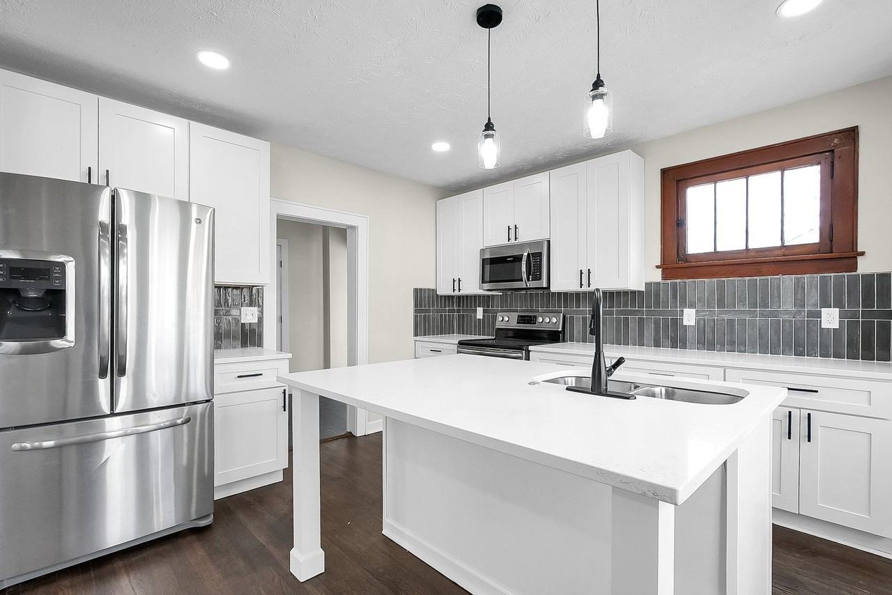 917 Carpenter St - Photo 2 of 19