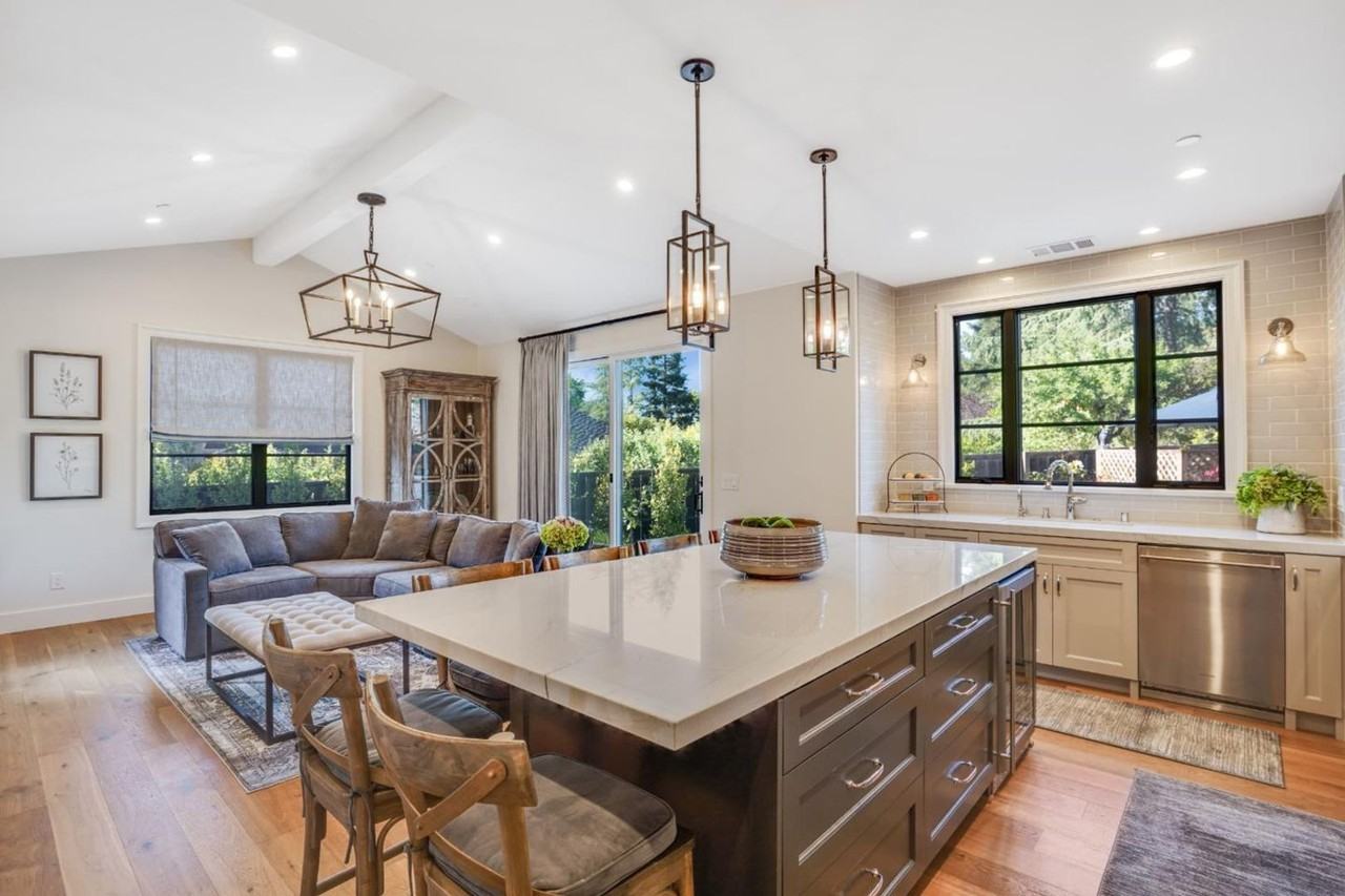 18218 Gregory Pl - Photo 4 of 16